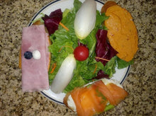 Load image into Gallery viewer, Salad with 3- Tartines  Smoked Salmon - Ham - Red Pepper Humus / options
