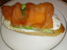 Load image into Gallery viewer, Salad with 3- Tartines  Smoked Salmon - Ham - Red Pepper Humus / options
